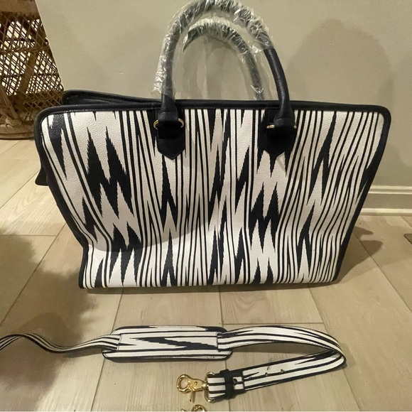 Buxton Chevron Travel Duffle Bag - Picture 7 of 8